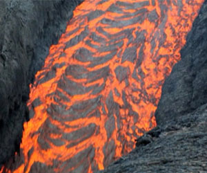 Из Ключевского вулкана течет лава